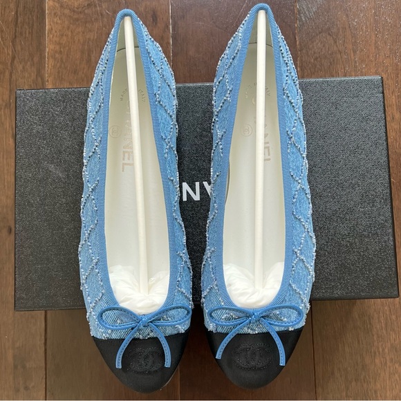 CHANEL Shoes - NWT Chanel Denim CC Logo Cap Toe Bow Tie Ballet Ballerina Flat, Size 39